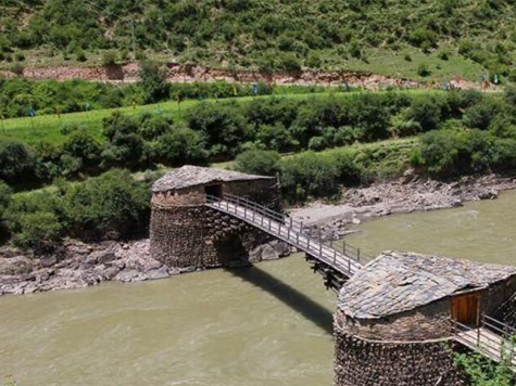 我很較牛的木橋不用一釘一鉚六百年不倒，紅軍長征曾經過